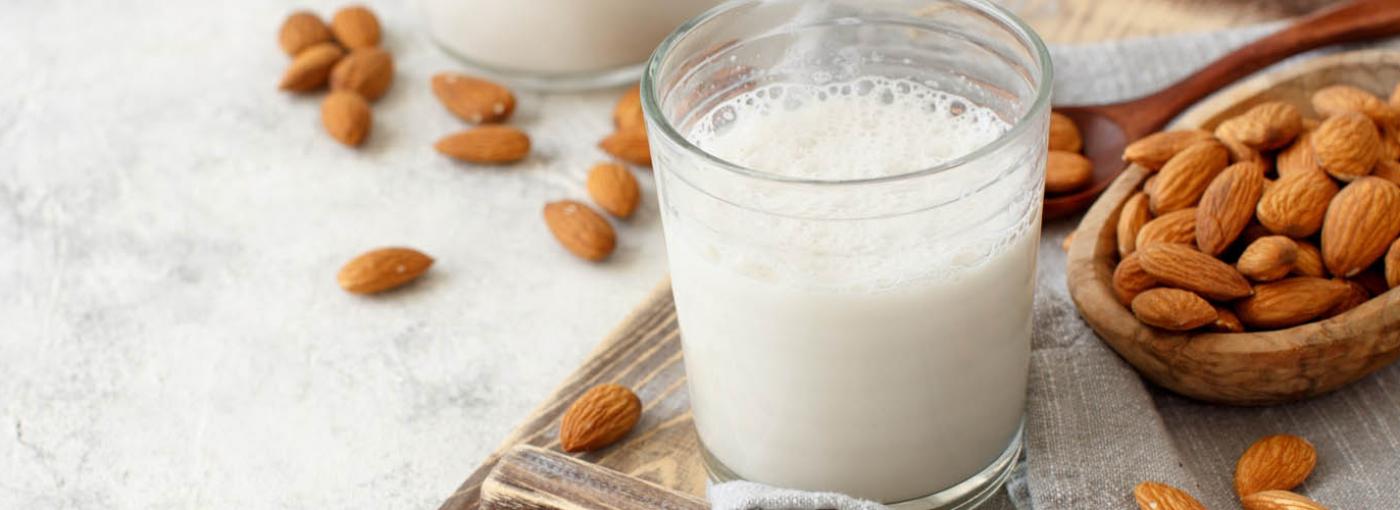 9 beneficios de la leche de almendras que te harán adorarla